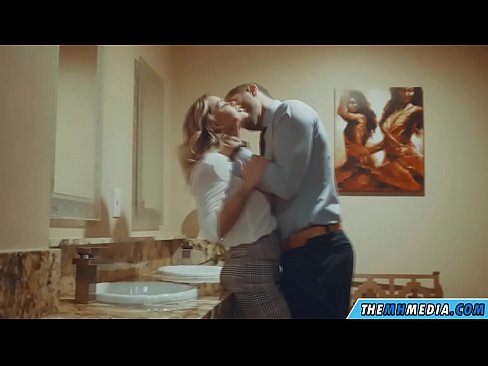 ❤️ Wakati blonde mwenye busty anakutongoza kwenye choo cha umma ❤